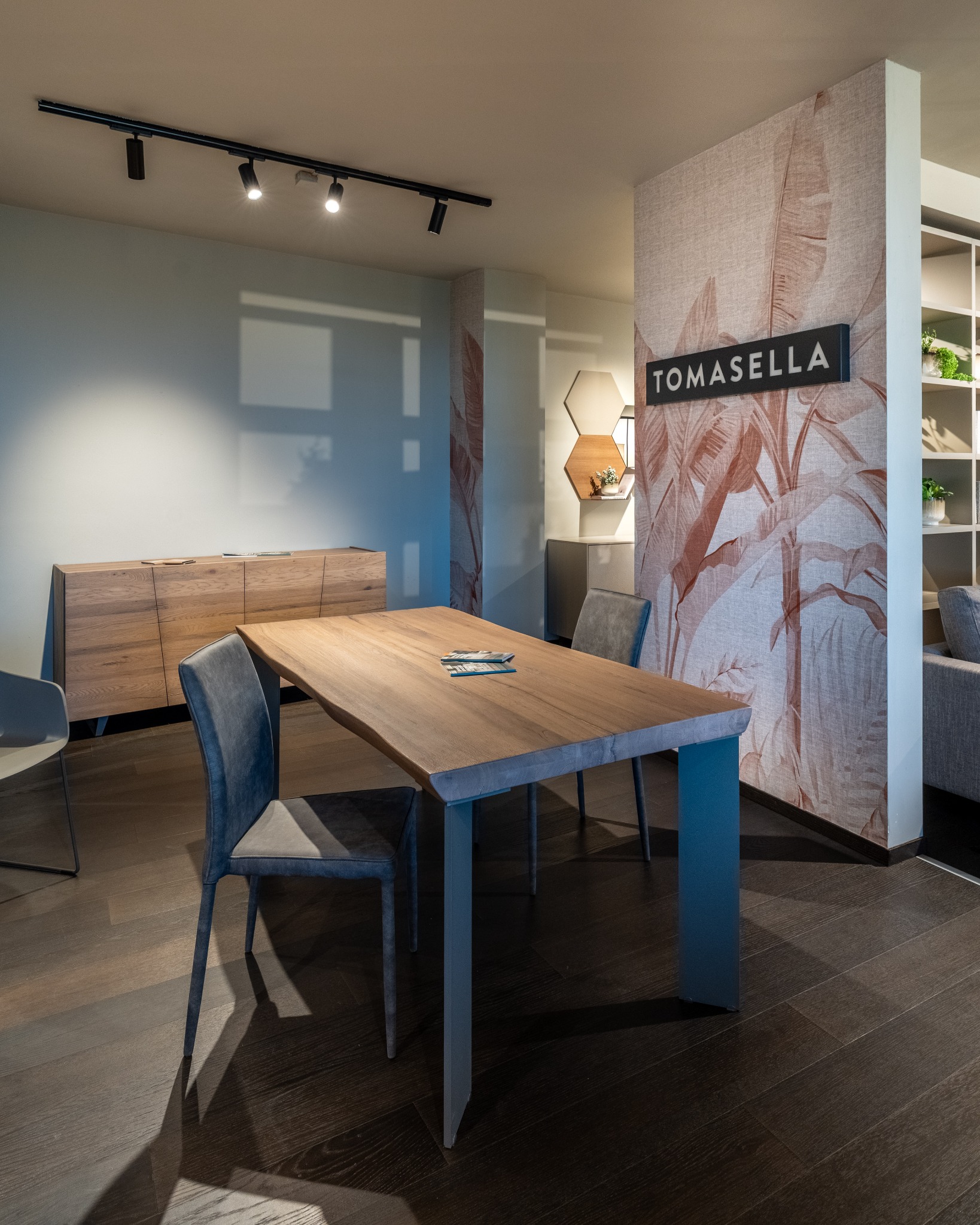 Sala da pranzo Tomasella con tavolo in legno