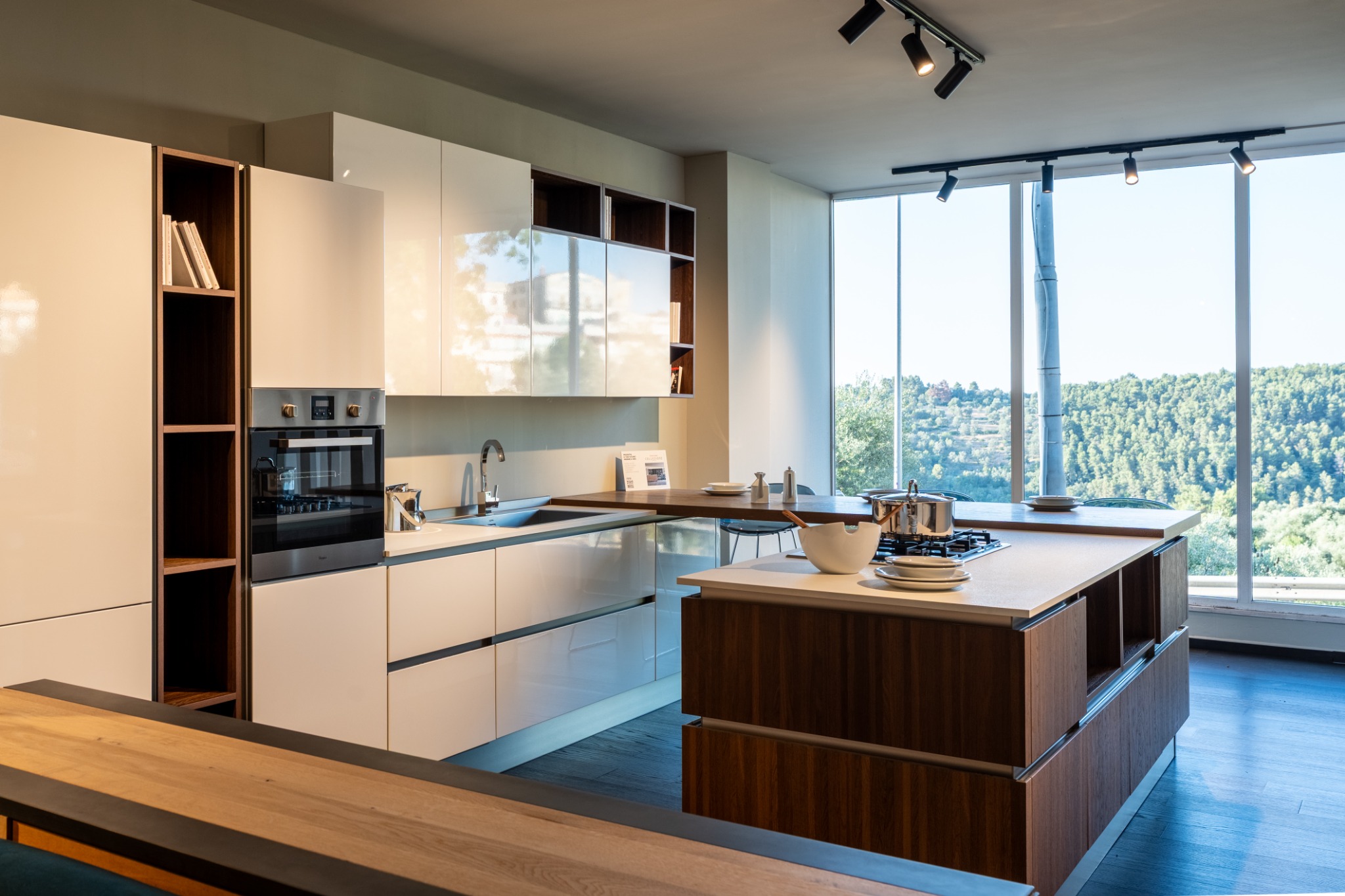 Cucina con isola affacciata sul verde