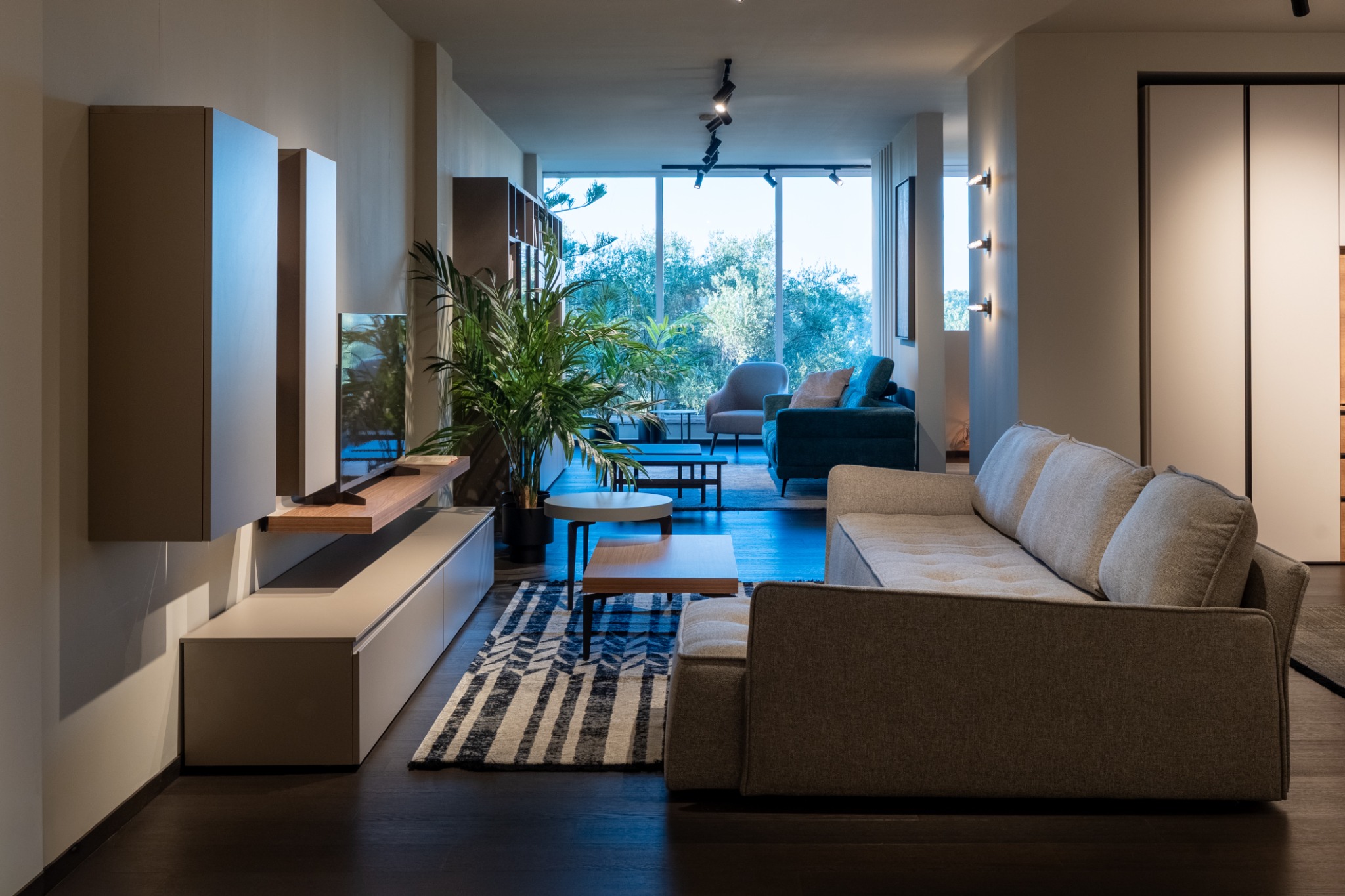 Living contemporaneo con vista sul verde