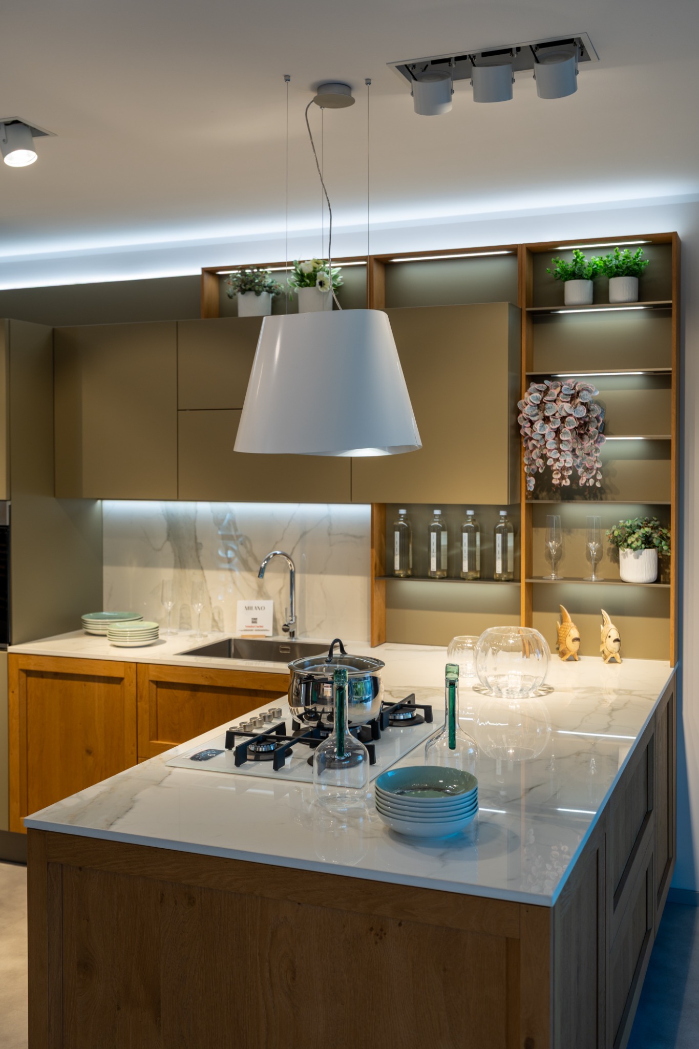 Cucina con isola, lampada e dettagli in legno