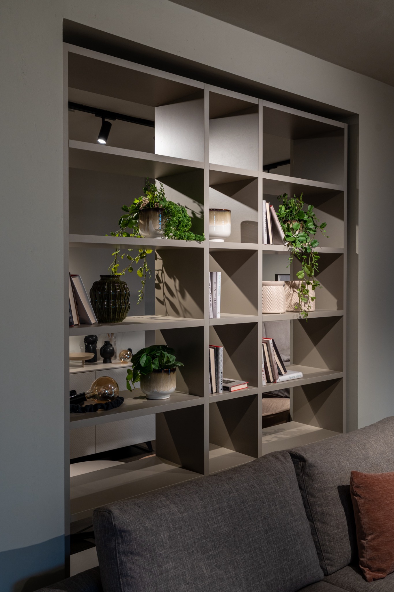 Libreria divisoria con complementi verdi