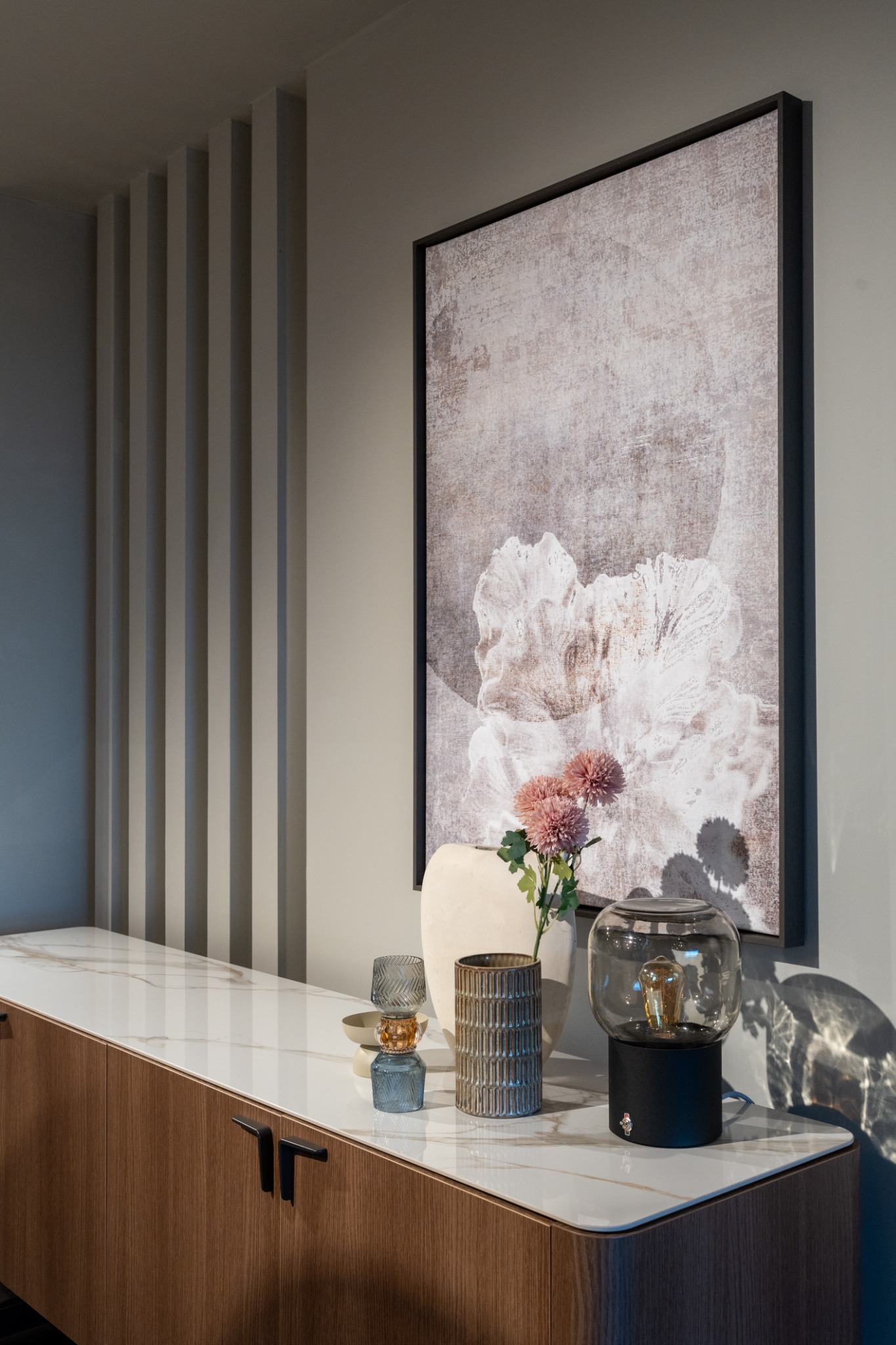 Madia con quadro e oggetti decorativi