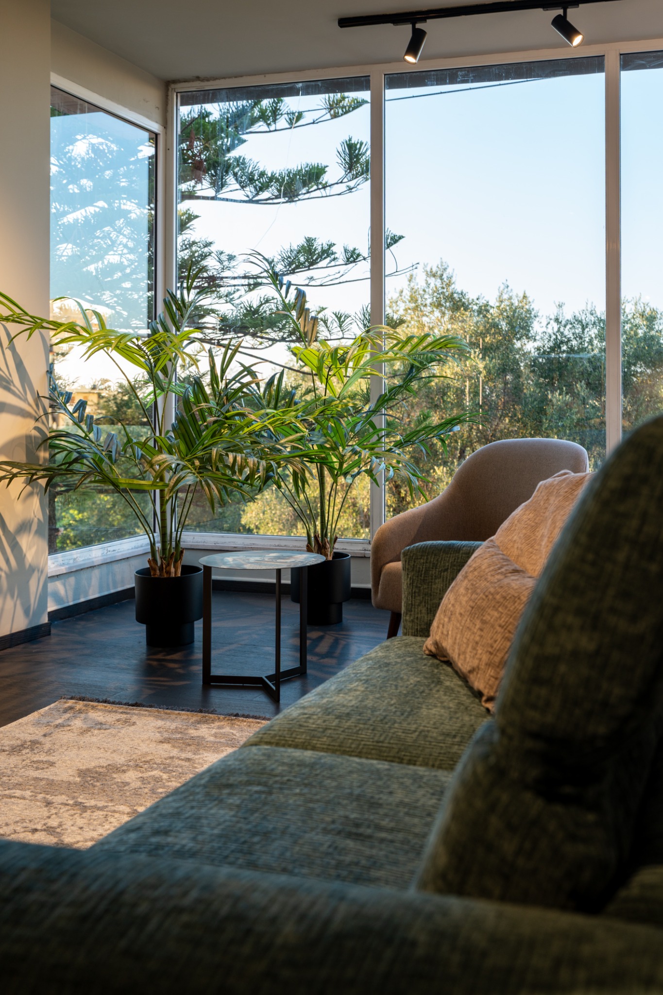 Angolo relax dello showroom affacciato sul verde
