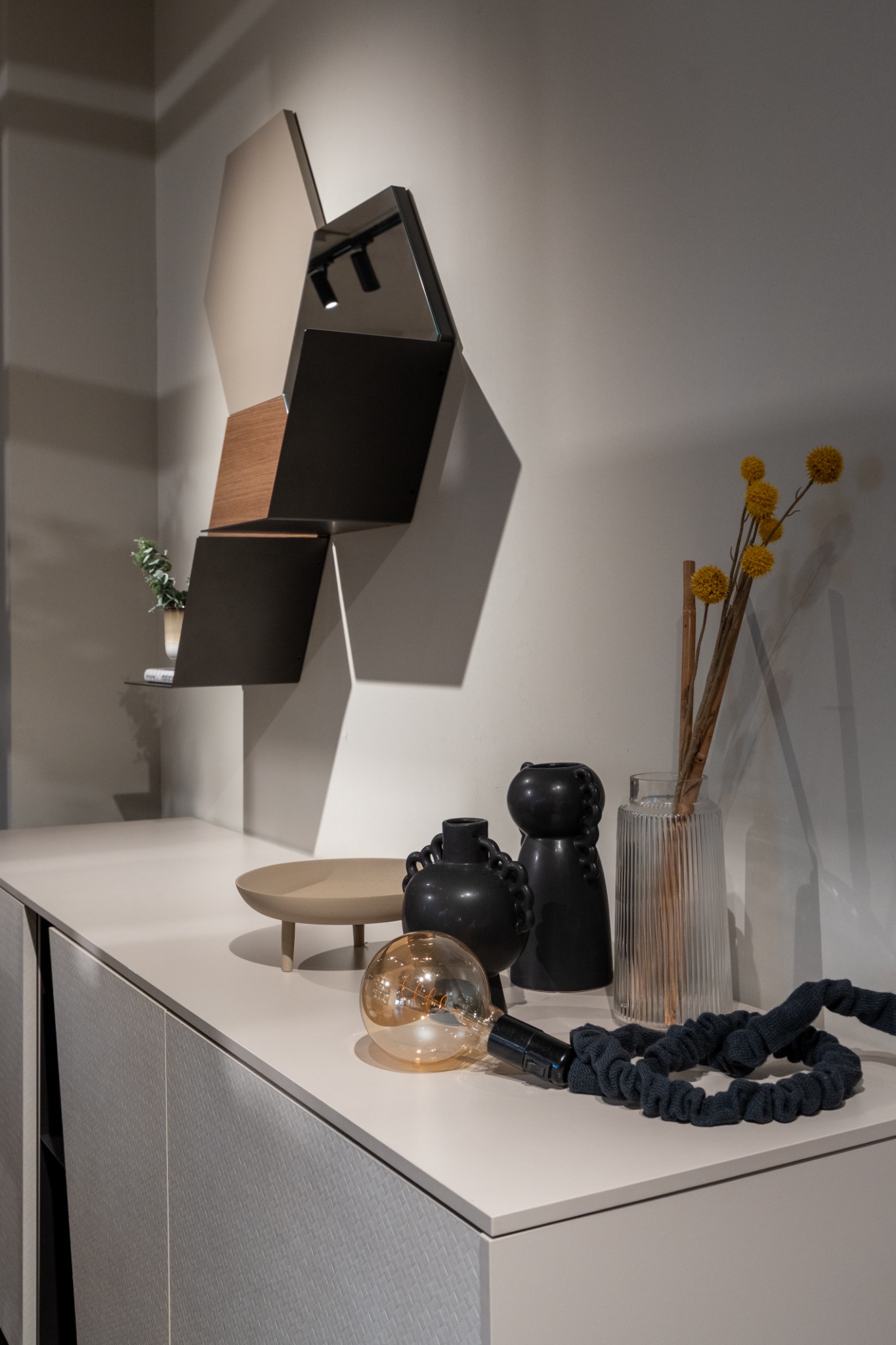 Madia contemporanea con specchi e oggetti decorativi