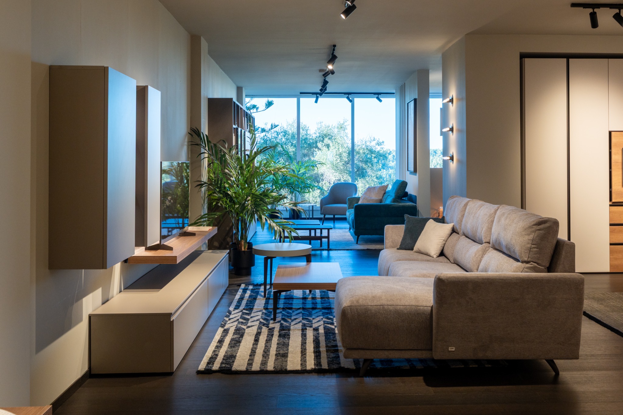 Living luminoso con divano ad angolo